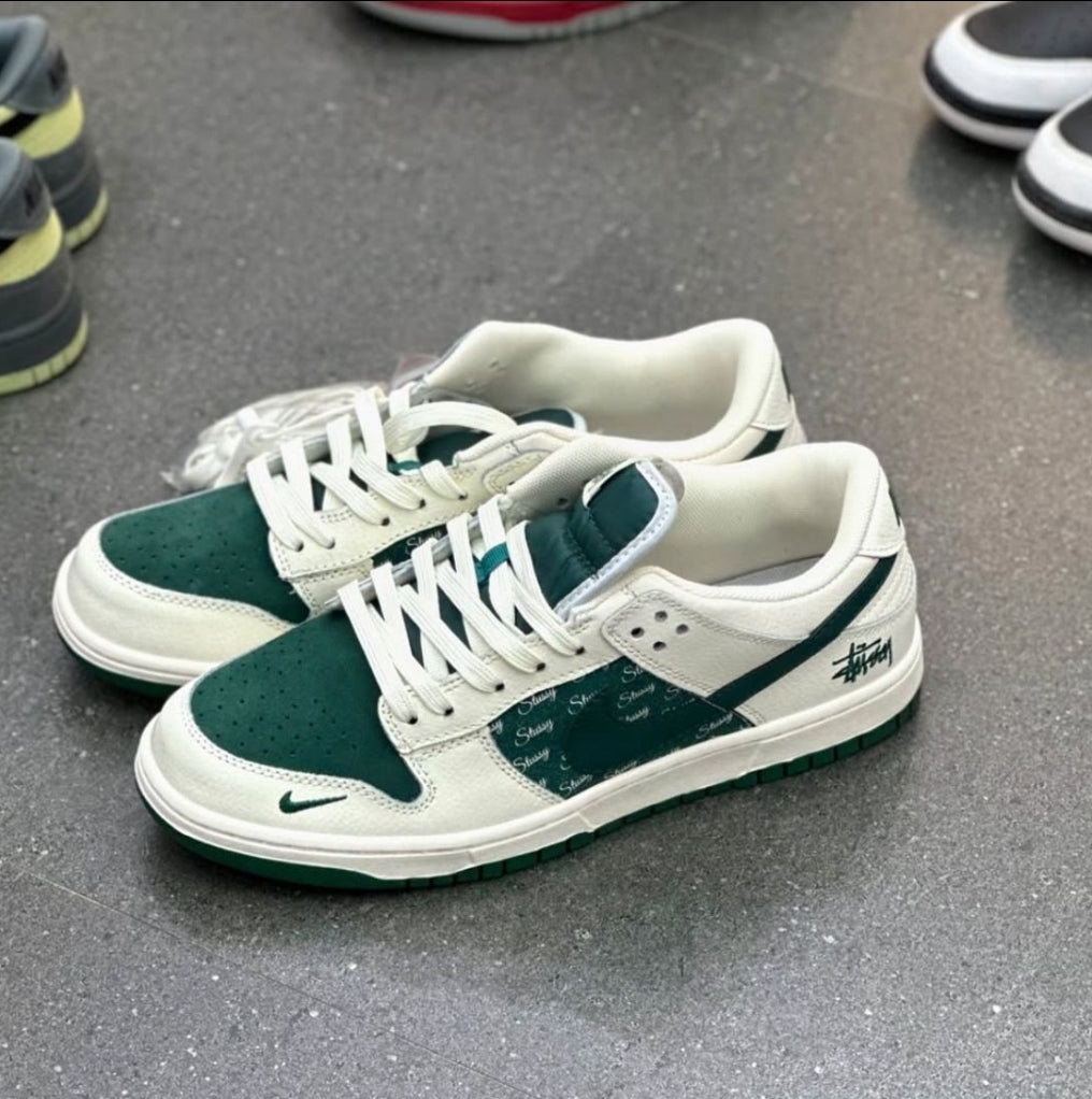 NIKE SB DUNK STÜSSY WHITE/DARK GREEN (2025) 👟🤍🌿