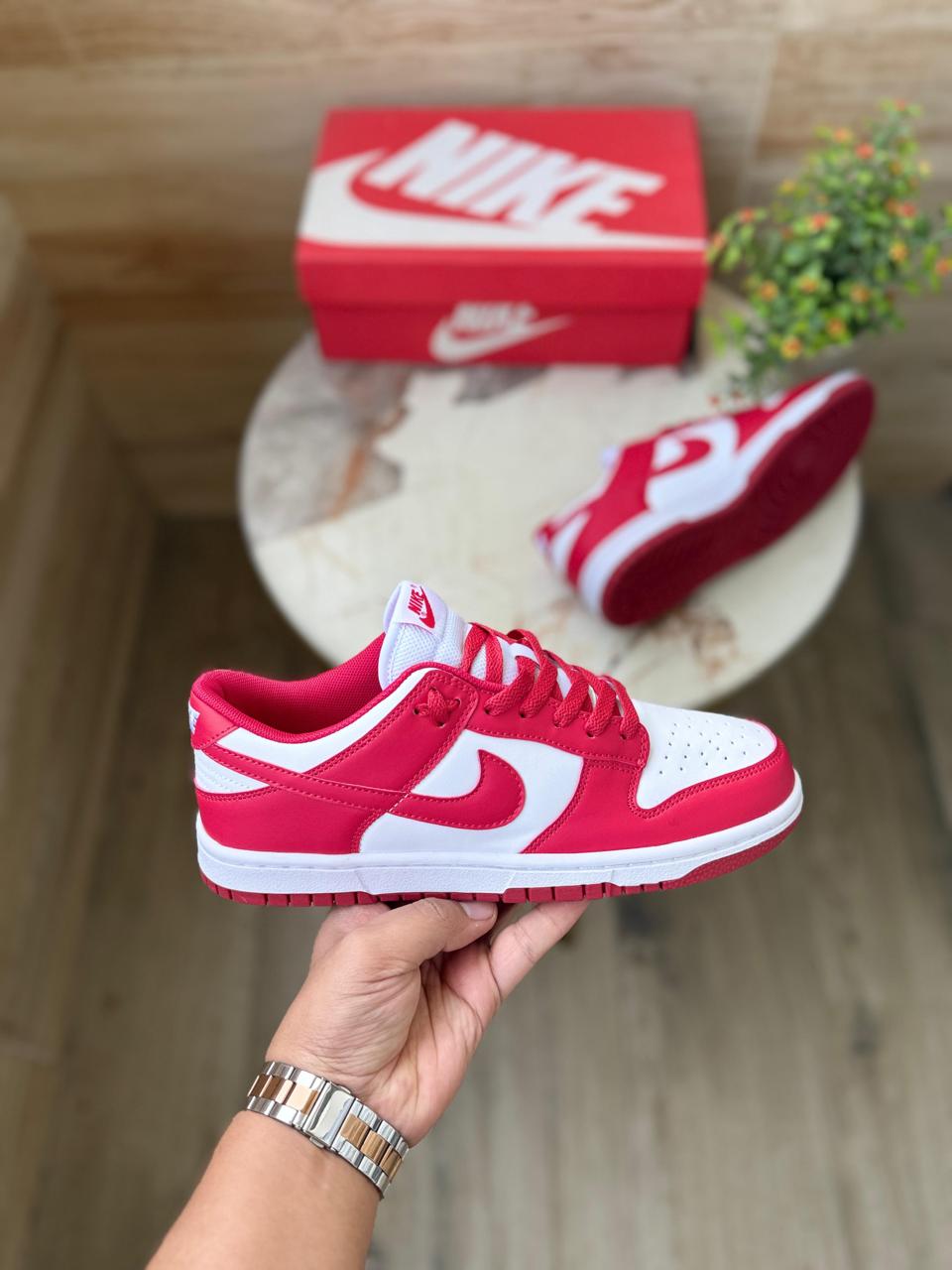 ✨ RESTOCK ALERT – BOYS & GIRLS 🖤
🔥 NIKE SB DUNK GYM RED 🖤🖤
